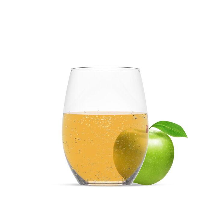 Ein Glas gefüllt mit Apfel Sirup. Dargestellt mit einem Apfel vor weißem Hintergrund.