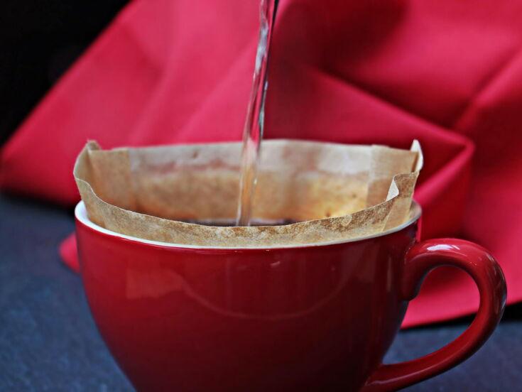 Kaffeezubereitung in einer Tasse