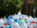 Viele leere Wasserflaschen aus Kunststoff