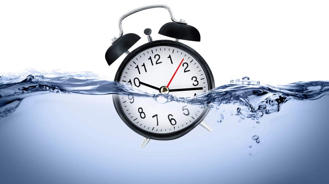 Uhr geht in Wasser unter