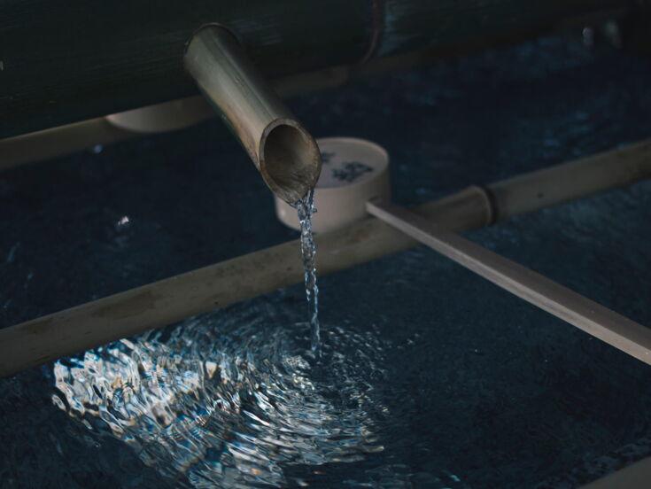 Wasser fließt aus einem Rohr