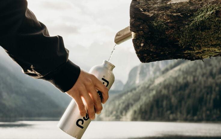 Wasser tropft in eine Flasche