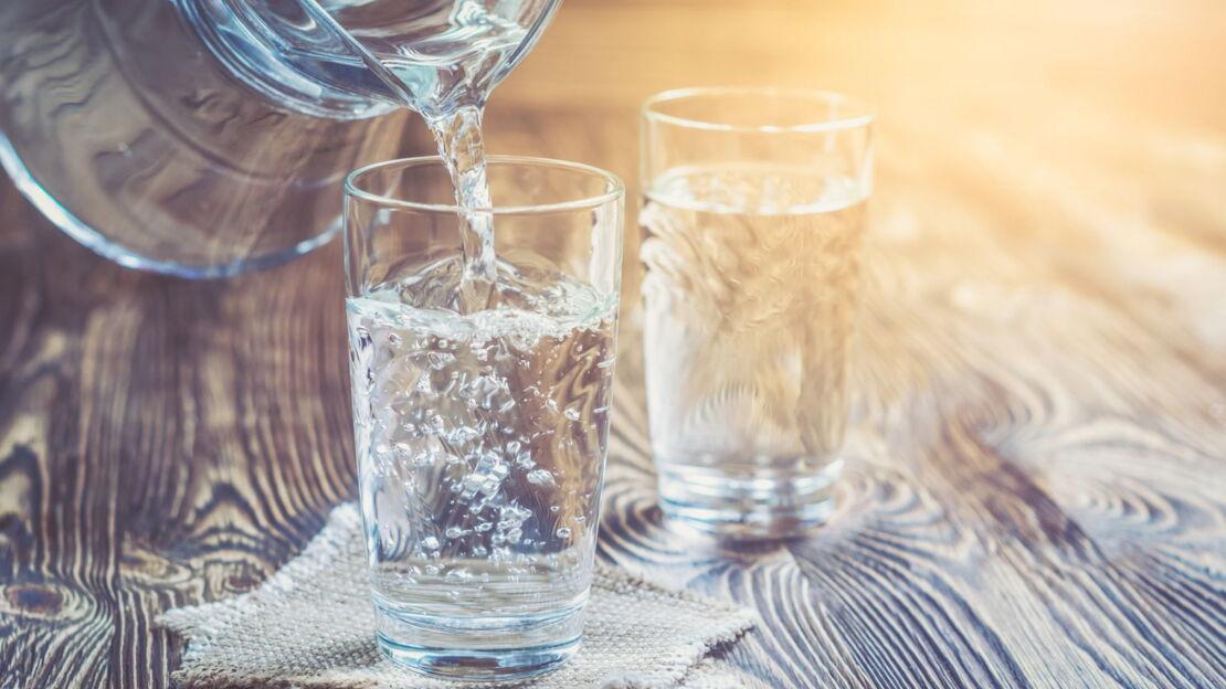 Zwei Wassergläser auf einem Tisch