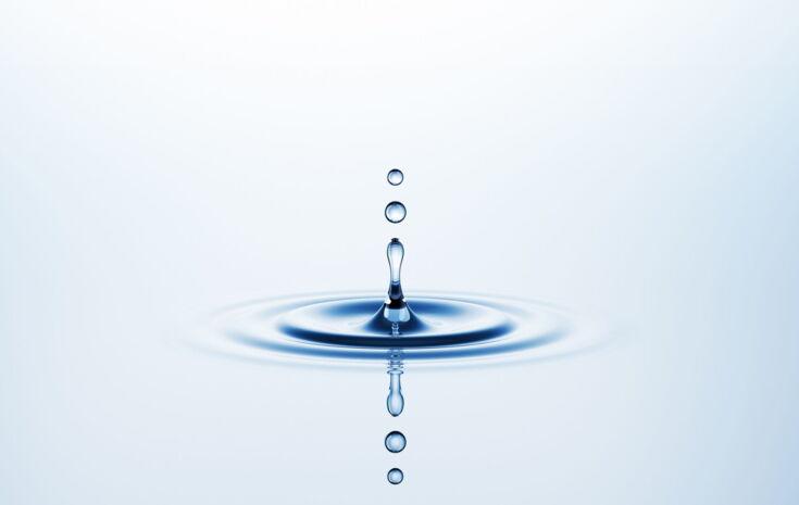 Wassertropfen auf Wasseroberfläche