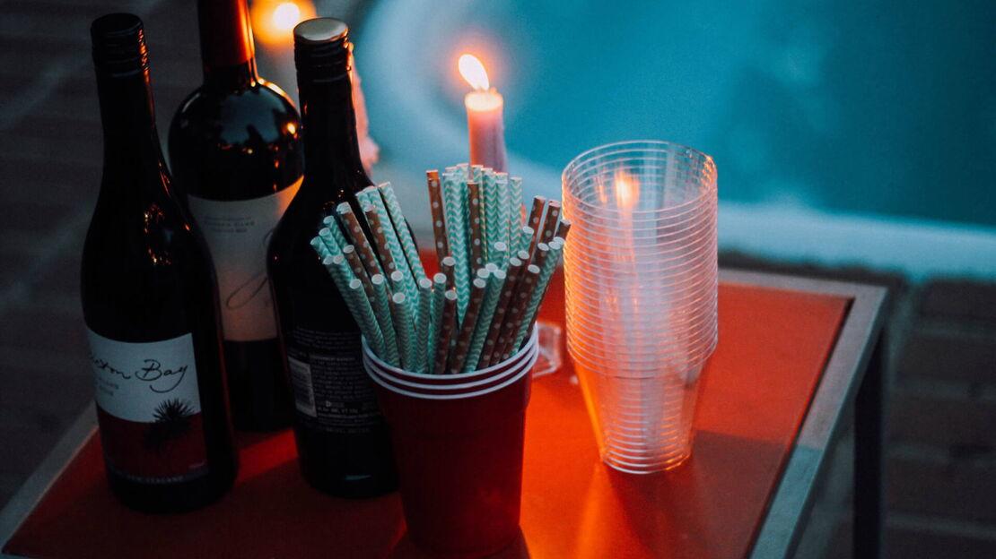 Plastikbecher mit Flaschen auf einem tisch