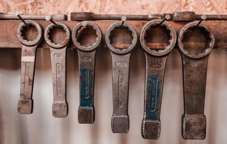 Viele Ringschlüssel in Reihe aus Metall