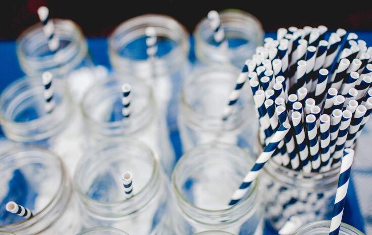 Viele Glasbecher mit Strohhälmen