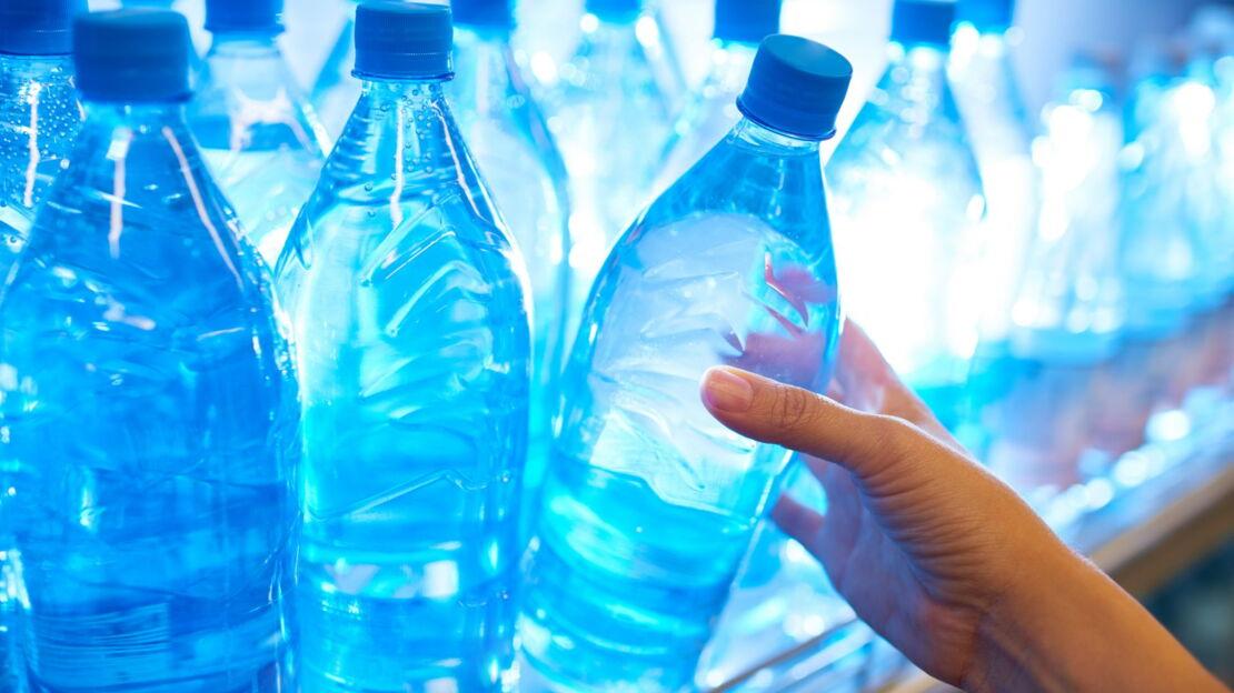 Plastikflasche wird aus dem Regal genommen