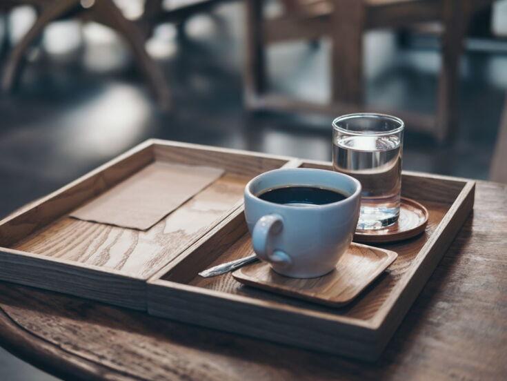 Kaffee und Wasser auf einem Tablett serviert