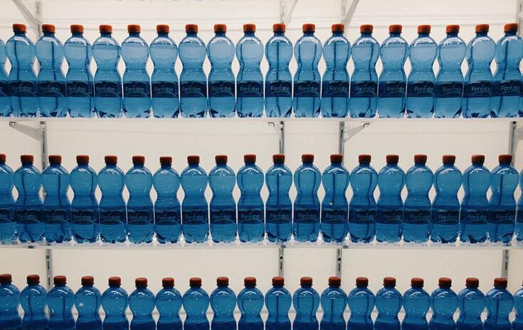 Viele blaue Plastikflaschen im Regal