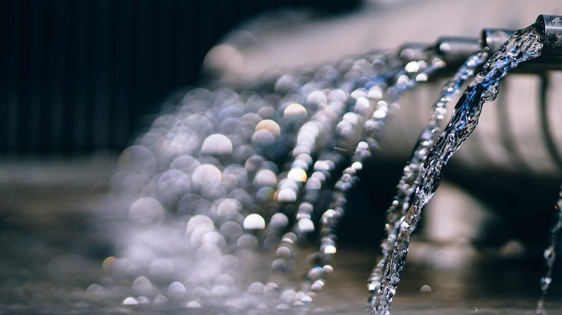 Wasser strömt aus mehreren Rohren