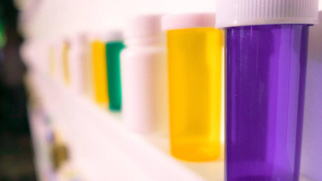 Viele bunte Kusntstoffbecher in Reihe