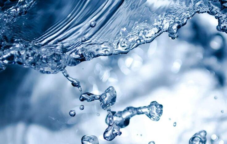 Plätscherndes Wasser mit blauem Lichteinfall
