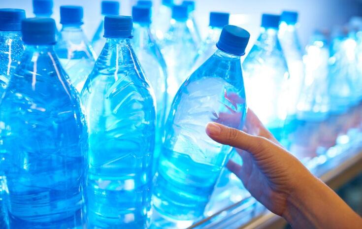 Plastikflasche wird aus dem Regal genommen