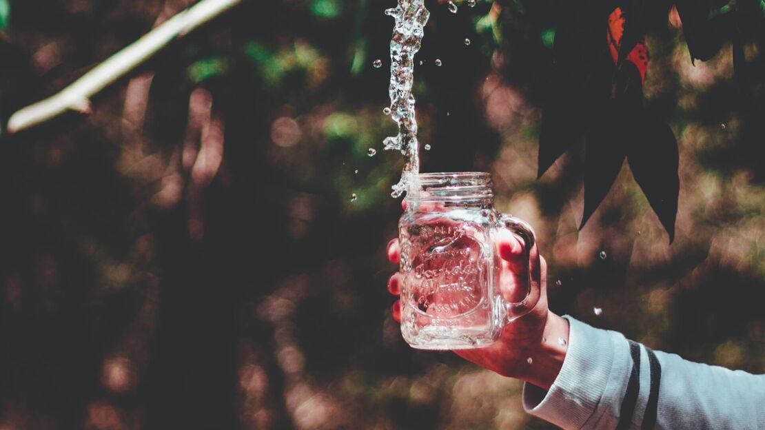 Wasserstoß in der Luft aus Glas