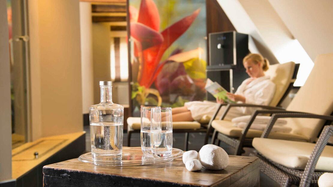 Wasserspender, Glaeser und Karaffe im Entspannungsbereich eines Hotels
