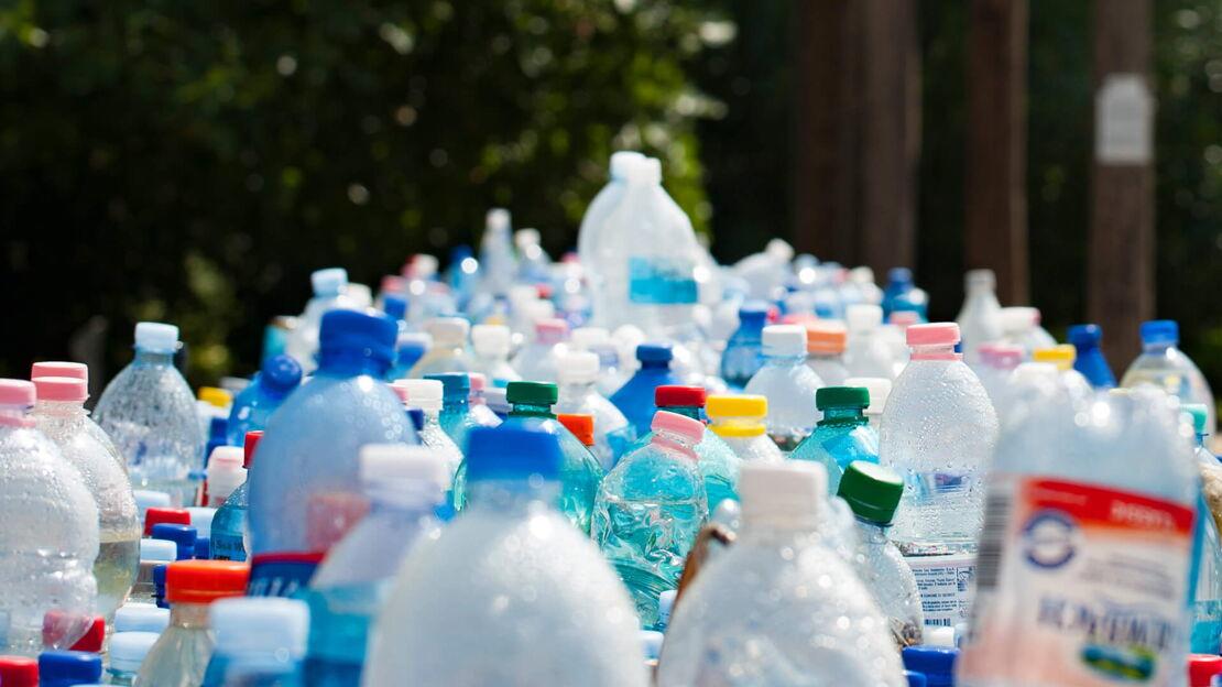 Viele leere Wasserflaschen aus Kunststoff
