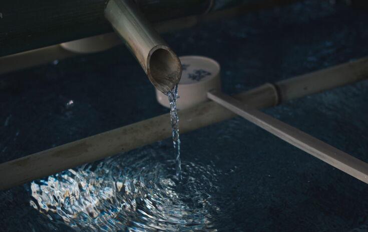 Wasser fließt aus einem Rohr