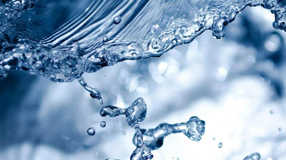 Plätscherndes Wasser mit blauem Lichteinfall