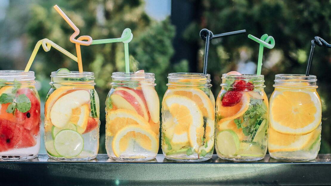 Leckere Drinks mit diversen, frischen Früchten und Strohhalmen