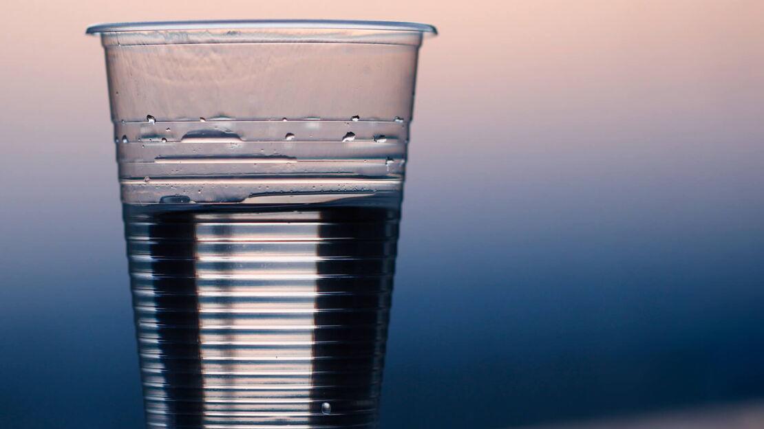 Wasser in einem Plastikbecher