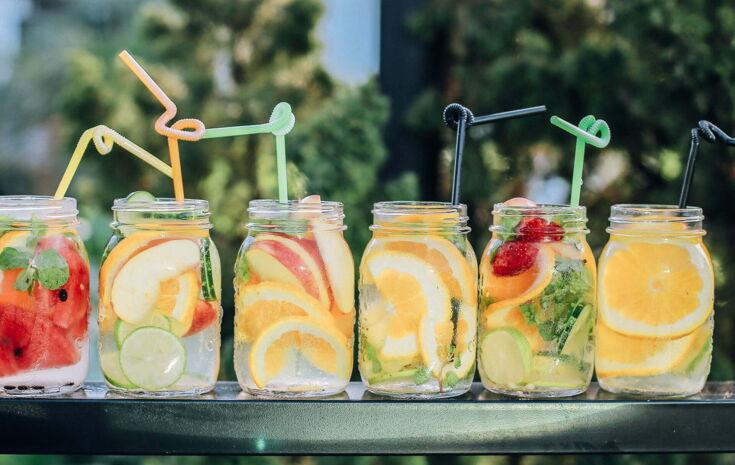 Leckere Drinks mit diversen, frischen Früchten und Strohhalmen