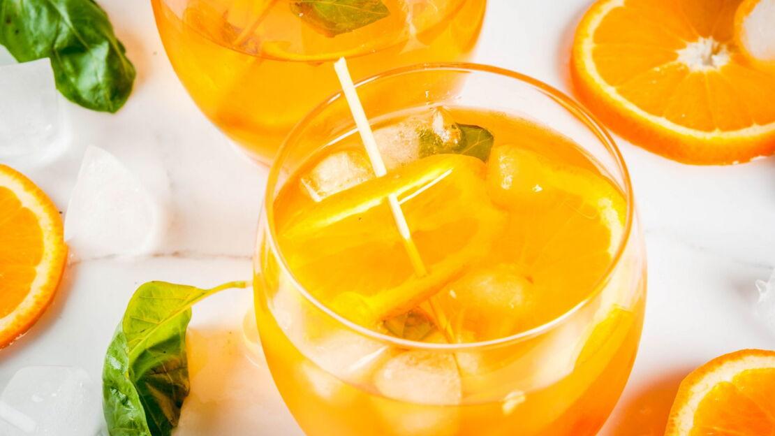Wasser mit Orange als Erfrischung