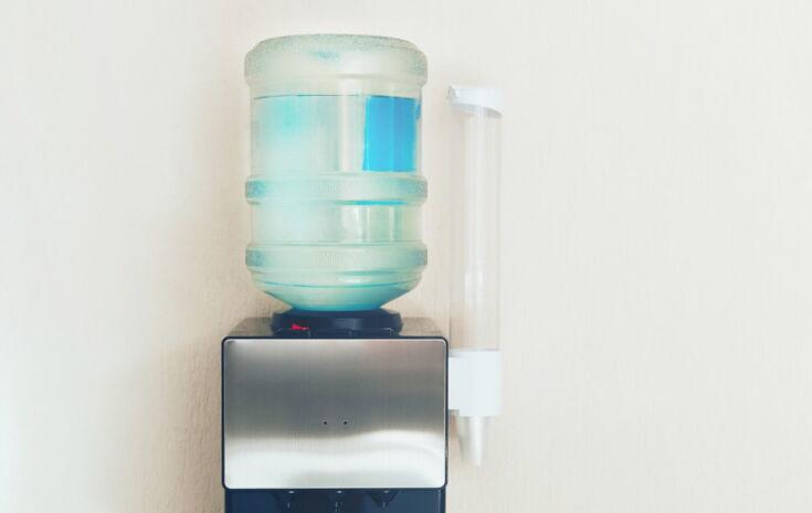 Ein Wasserspender mit Gallone
