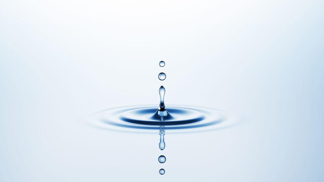Wassertropfen auf Wasseroberfläche