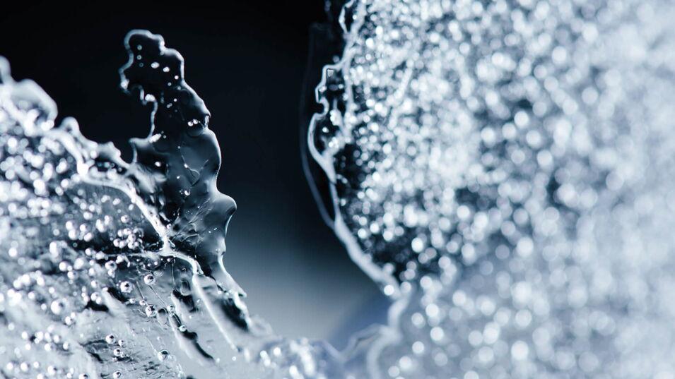 Bewegtes Wasser vor dunklem Hintergrund