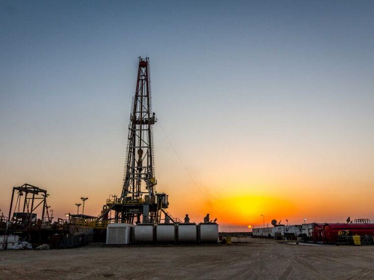 Fracking Anlage bei Sonnenuntergang