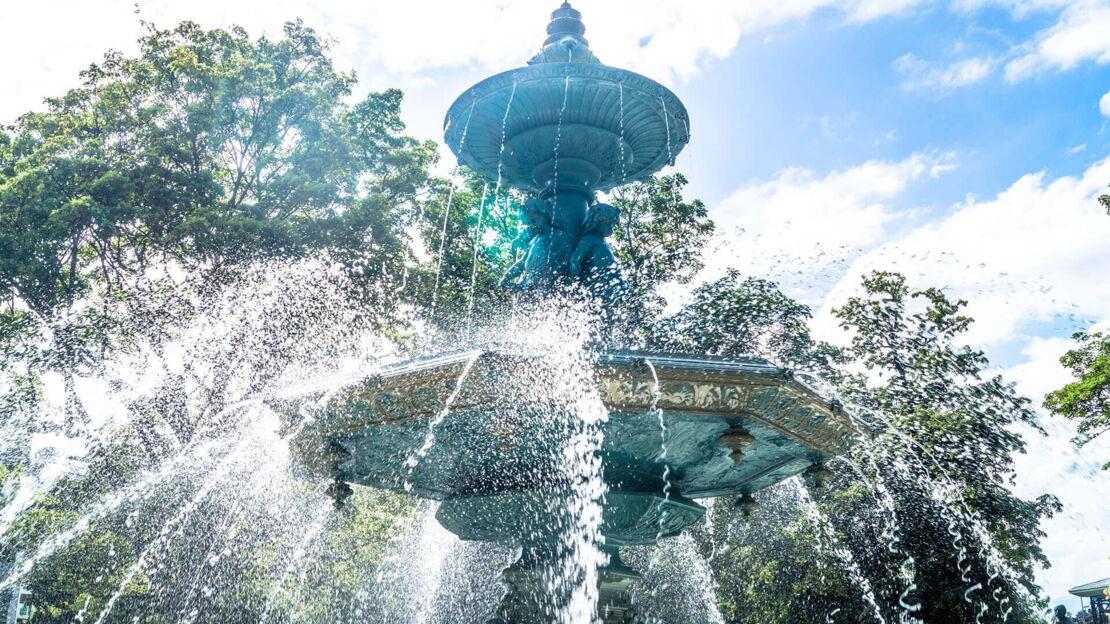 Riesiger Brunnen