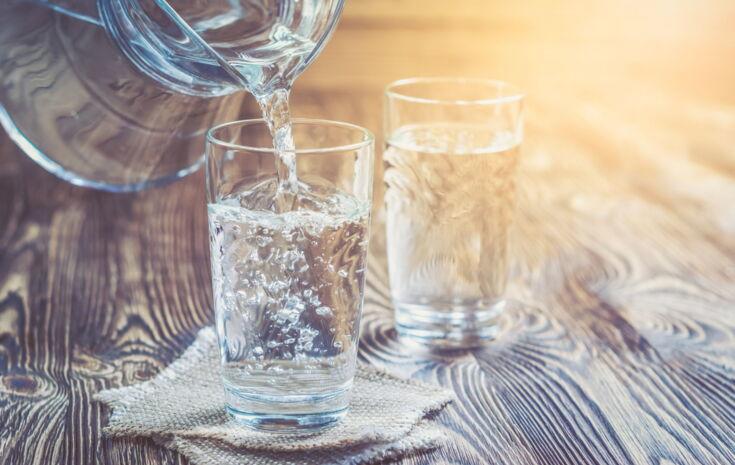 Zwei Wassergläser auf einem Tisch