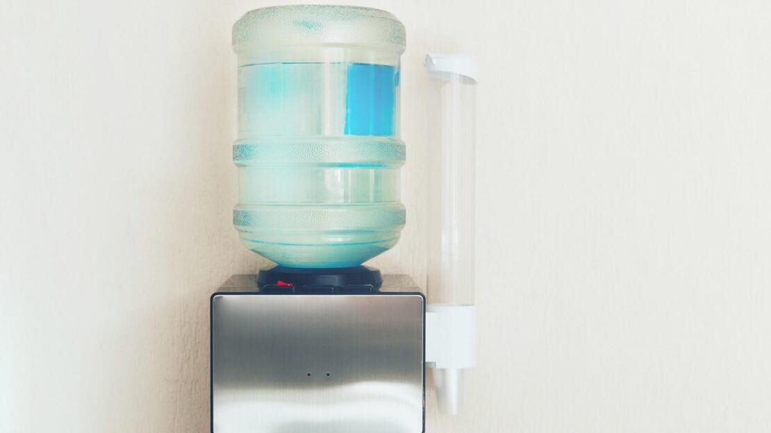 Ein Wasserspender mit Gallone