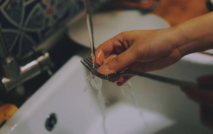 wasser fließt auf eine Gabel