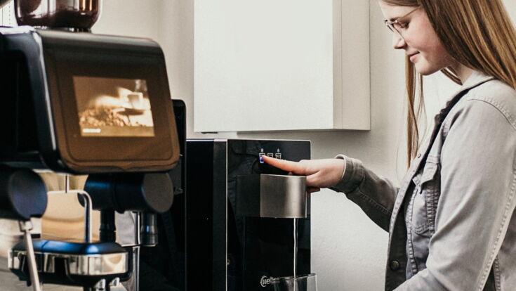 Kunde Wiethe trinkt Wasser aus CUBE Compact