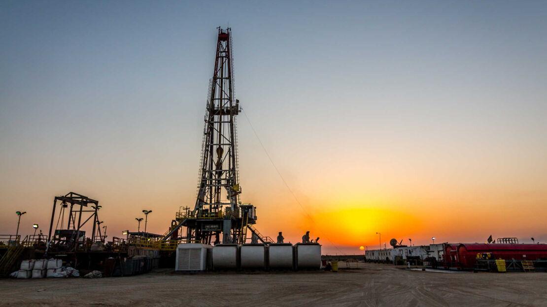 Fracking Anlage bei Sonnenuntergang