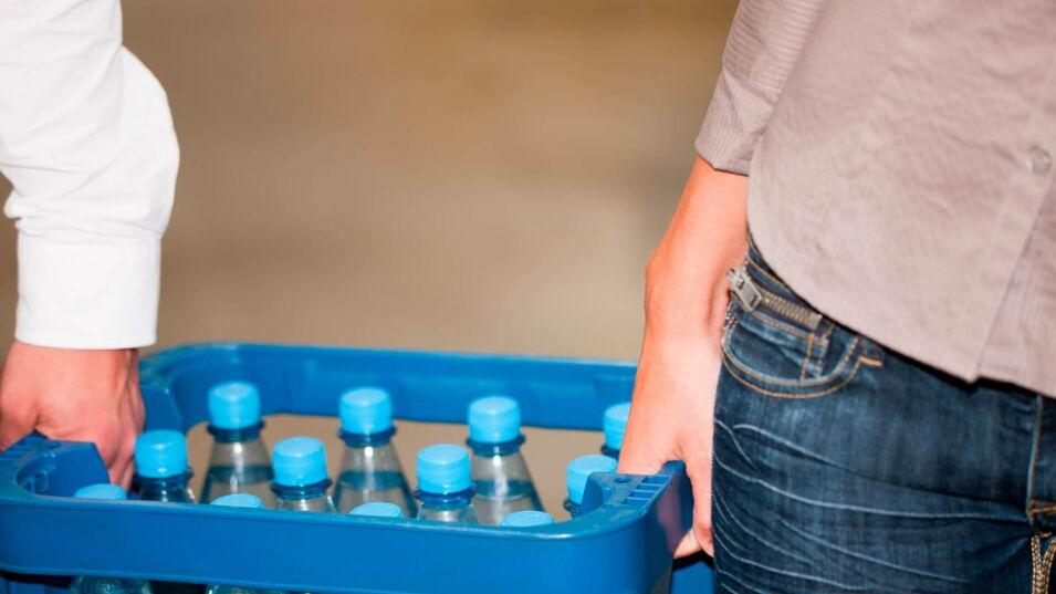 Wasserkiste schleppen