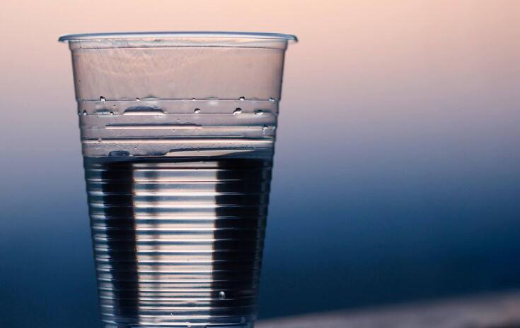 Wasser in einem Plastikbecher