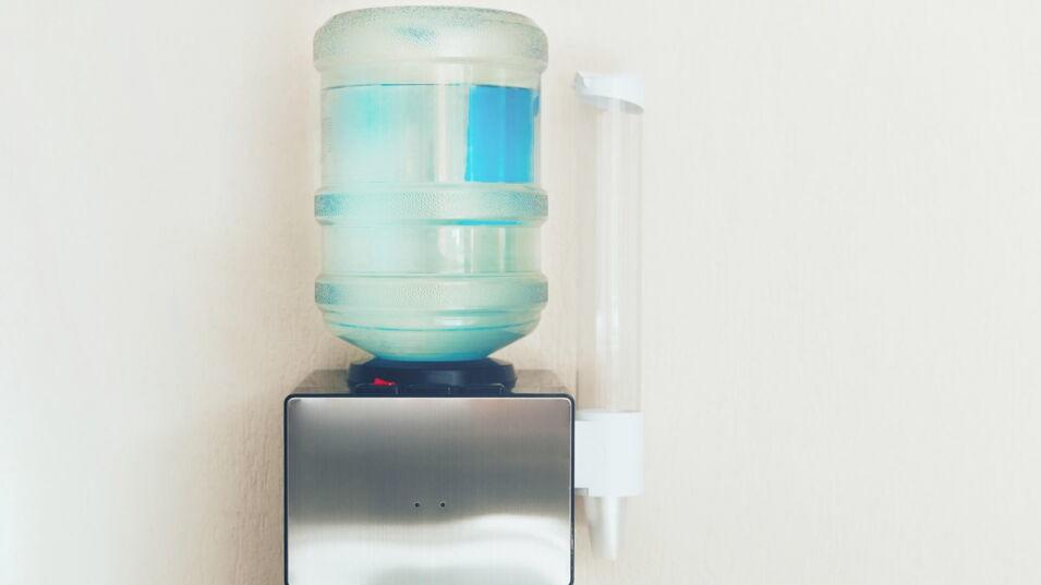 Ein Wasserspender mit Gallone