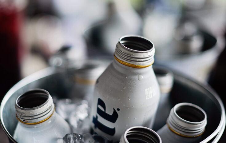 Flaschen im Eimer mit Eiswürfeln