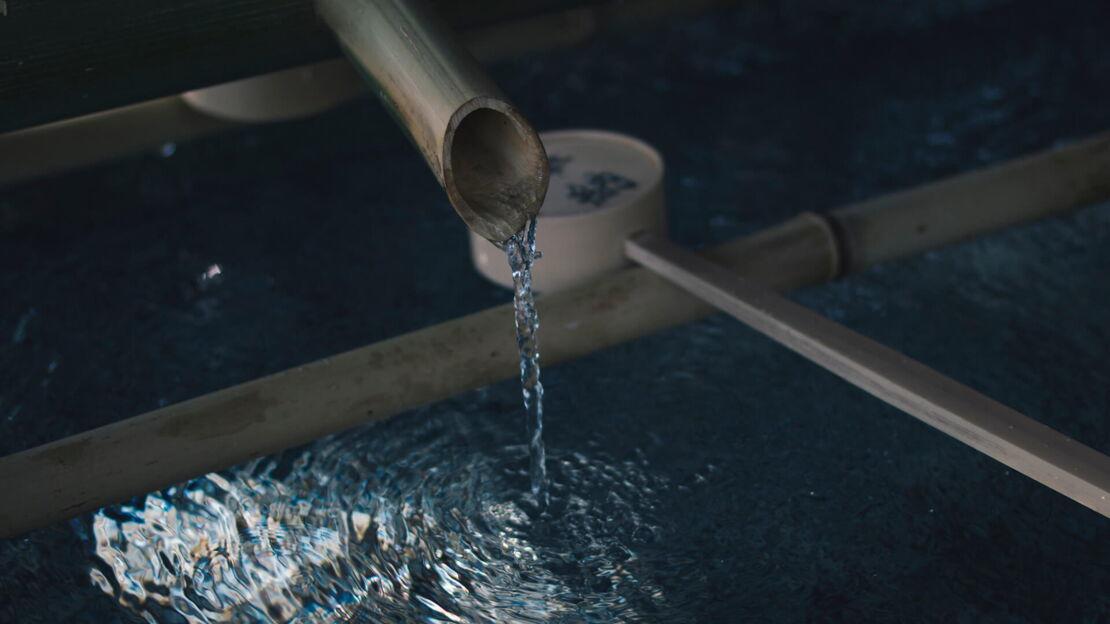 Wasser fließt aus einem Rohr
