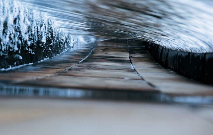 Wasser fließt über einen Weg