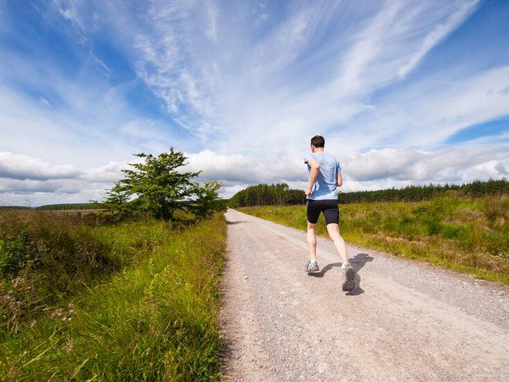 Ein Mann joggt einen Weg entlang