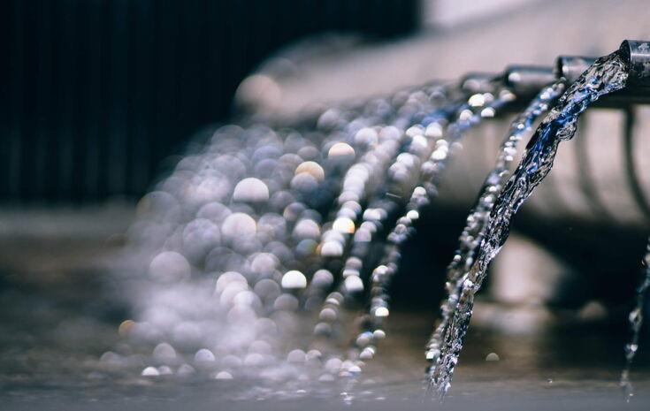 Wasser strömt aus mehreren Rohren
