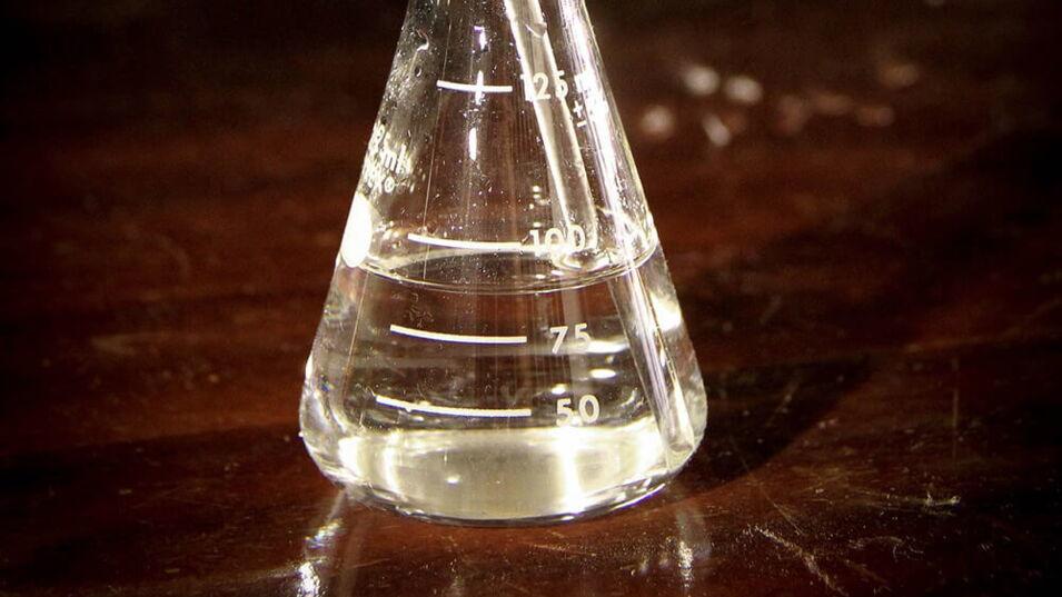 Kolben mit Wasser und Pipette
