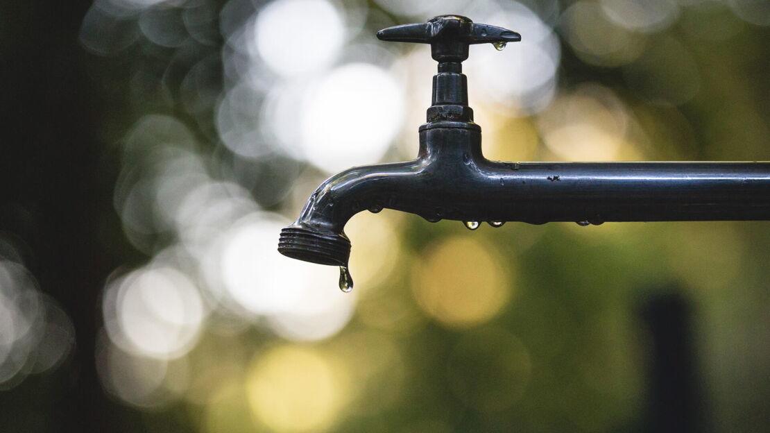 Leitungswasser tropft aus einem Wasserhahn