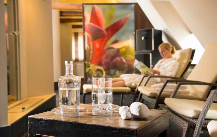 Wasserspender, Glaeser und Karaffe im Entspannungsbereich eines Hotels