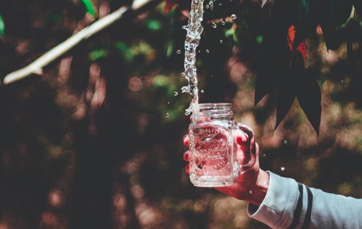 Wasserstoß in der Luft aus Glas