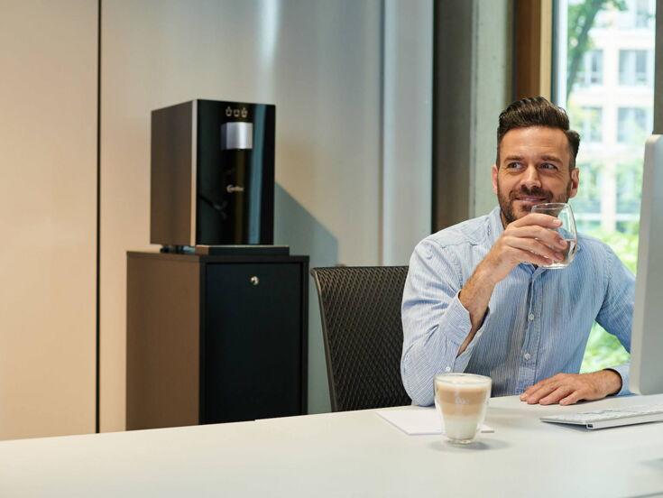 welltec CUBE Compact Frischwasserspender steht im Büro